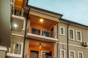Exterior detail - Apartment Sleeps 4 With Balcony and Parking (Asaba)