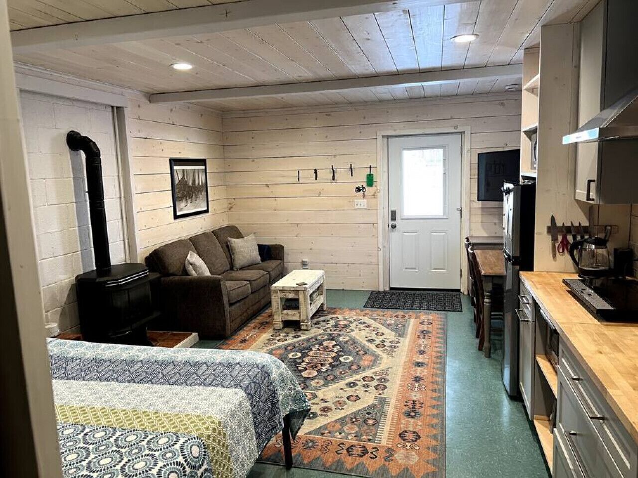 Escritorio, tabla de planchar con plancha, wifi gratis y ropa de cama 