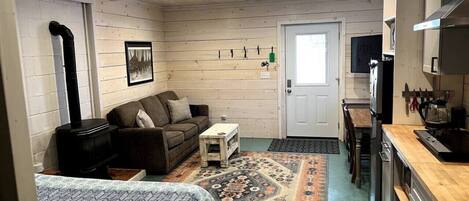 Escritorio, tabla de planchar con plancha, wifi gratis y ropa de cama