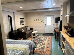 Skrivebord, strykejern/-brett, wi-fi (inkludert) og sengetøy