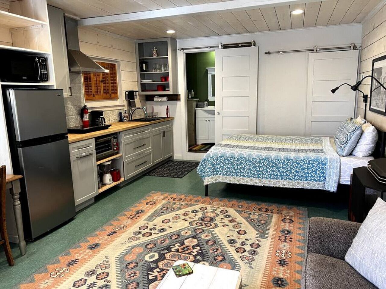 Skrivebord, strykejern/-brett, wi-fi (inkludert) og sengetøy