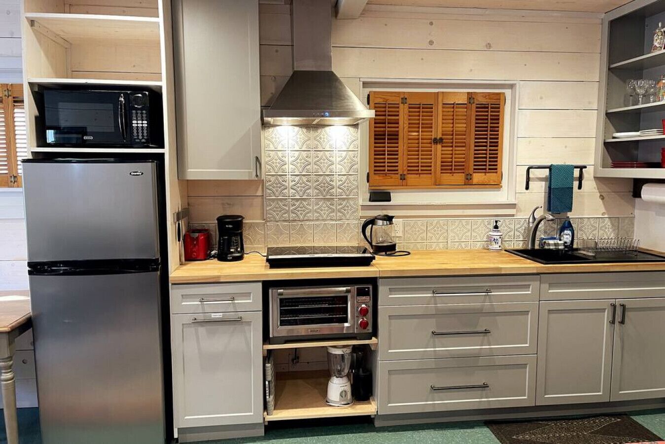 Réfrigérateur, micro-ondes, four, plaque de cuisson