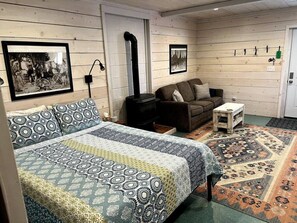Desk, iron/ironing board, free WiFi, bed sheets - Quick walk to trails, Close to shops, restaurants (Sedona)