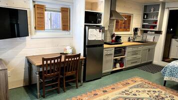 冷蔵庫、電子レンジ、オーブン、コンロ