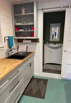 Køleskab, mikrobølgeovn, ovn, kogeplade