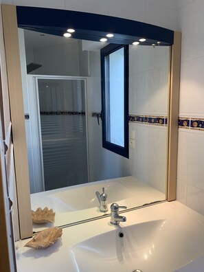 Dusche, Haartrockner, Toilettenpapier