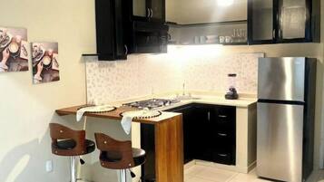 Mikrobølgeovn, ovn, oppvaskmaskin og brødrister