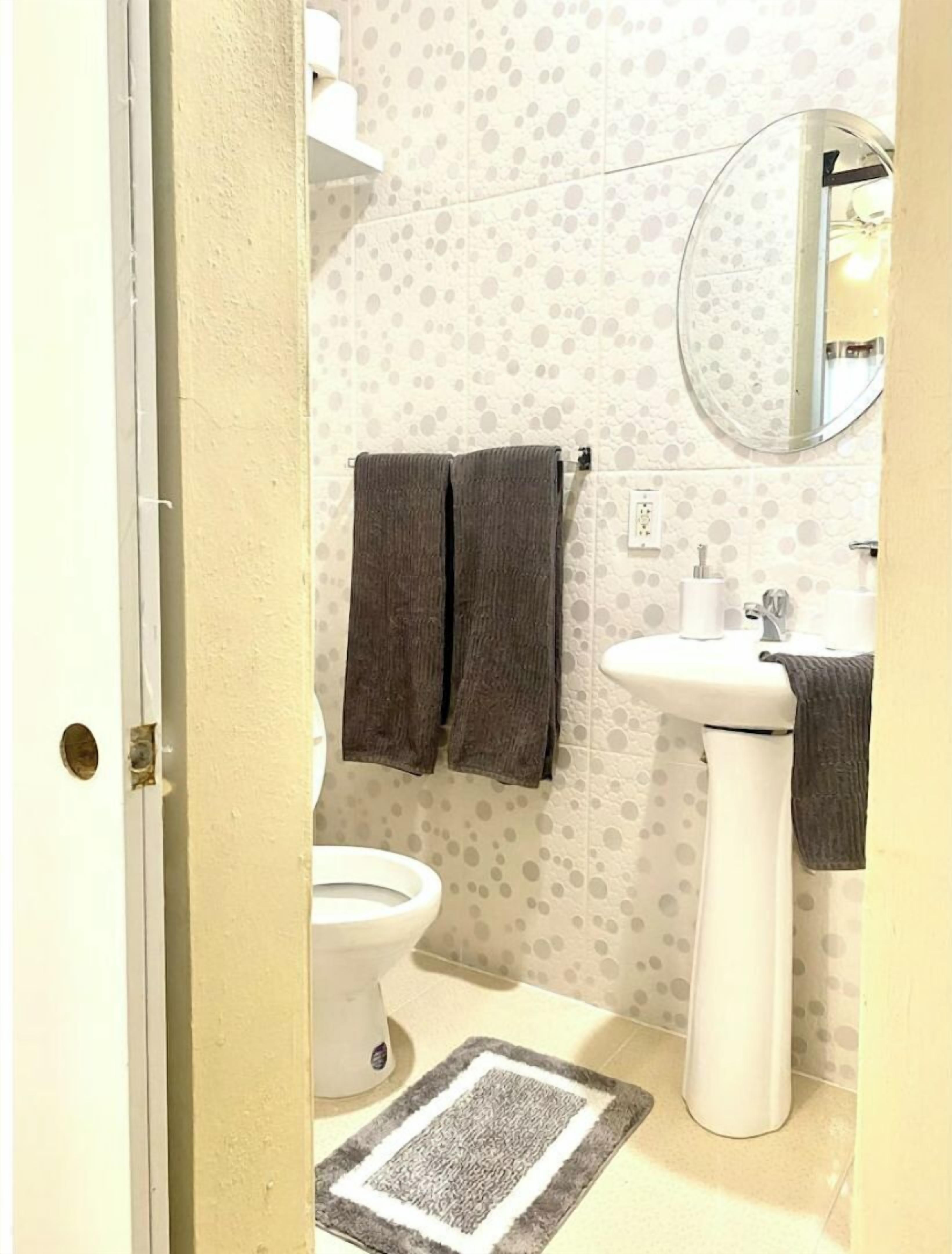 Douche, serviettes fournies, papier toilette