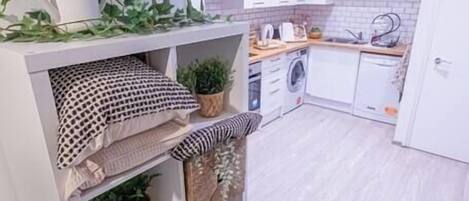 Réfrigérateur, four à micro-ondes, un four, surface de cuisson