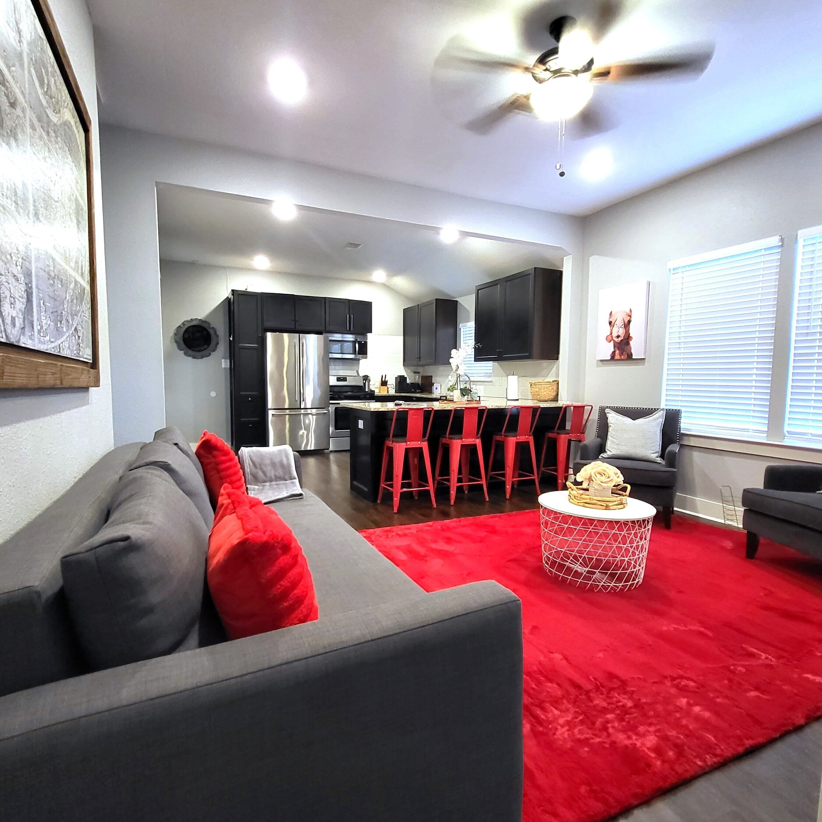 Vibrant Vacation Escape w KING BED and Fast WIFI 4 Minutes from Downtown Houston
