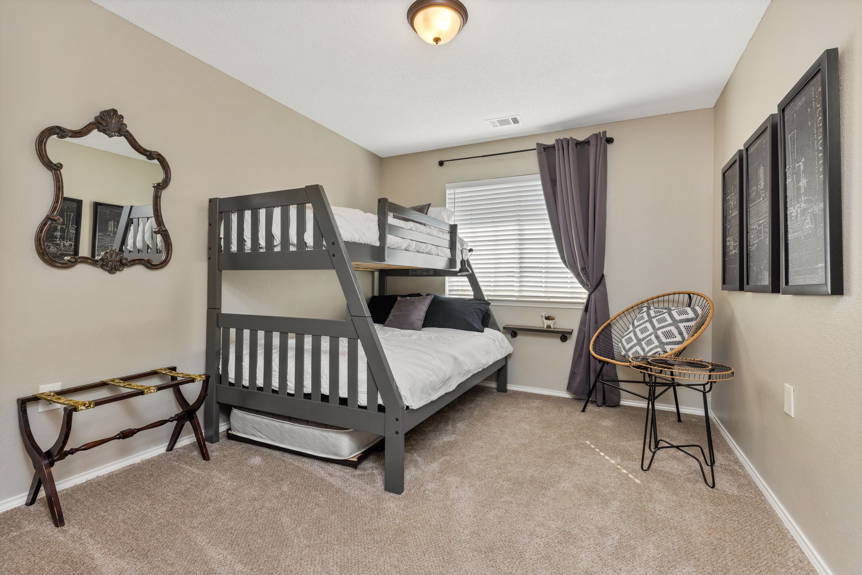 4 makuuhuonetta, työpöytä, silitysrauta/-lauta, vauvan matkasänky