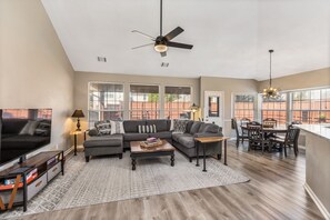 Smart TV, fireplace, table tennis, books - Relax in Style! Hot Tub-Pool-Game Room-Sleeps 12 (Allen)