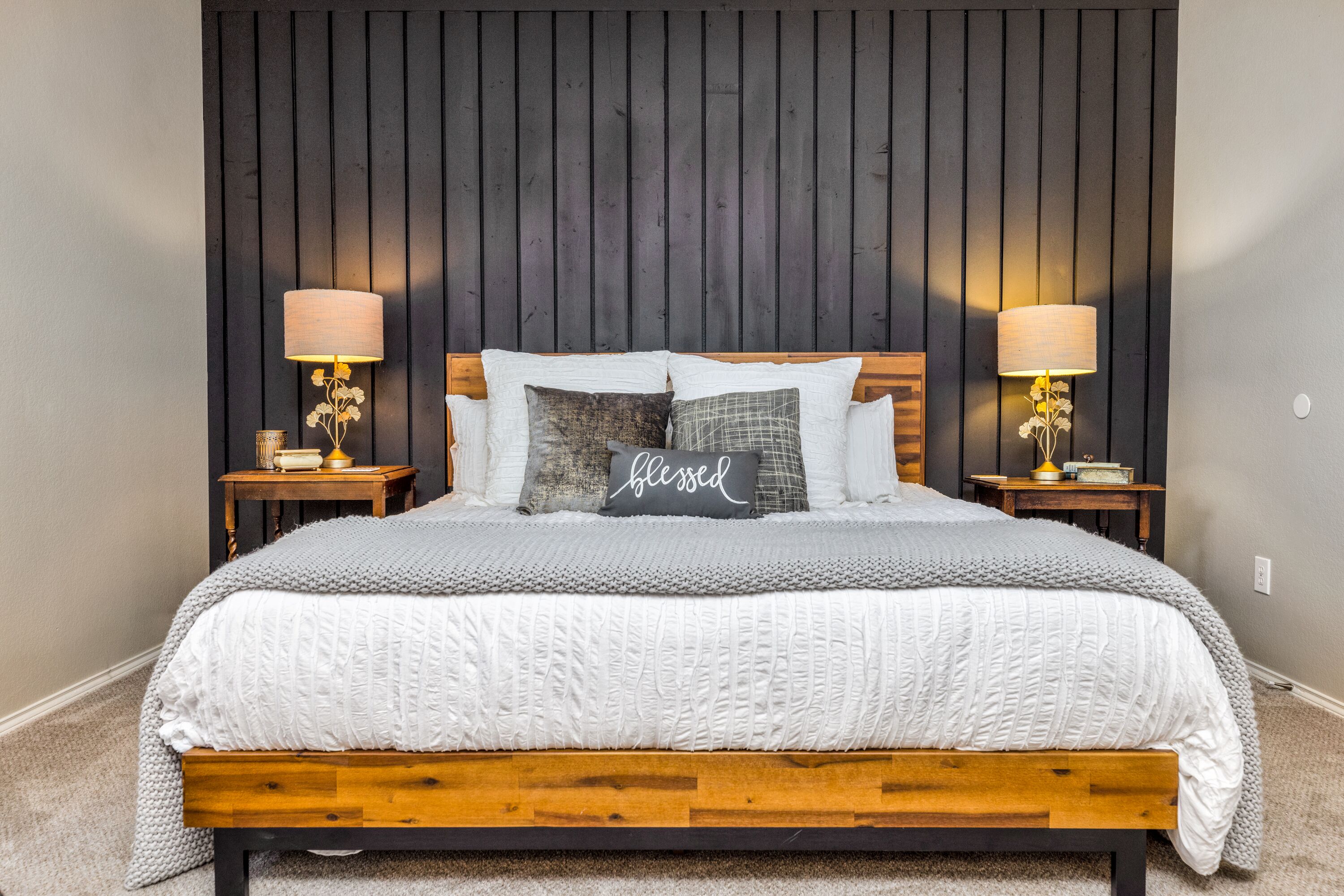 4 makuuhuonetta, työpöytä, silitysrauta/-lauta, vauvan matkasänky