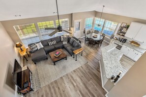 Smart TV, fireplace, table tennis, books - Relax in Style! Hot Tub-Pool-Game Room-Sleeps 12 (Allen)