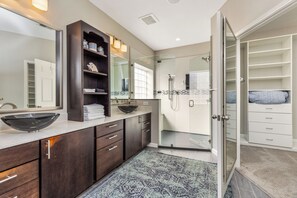 Shower, hair dryer, towels, soap - Relax in Style! Hot Tub-Pool-Game Room-Sleeps 12 (Allen)