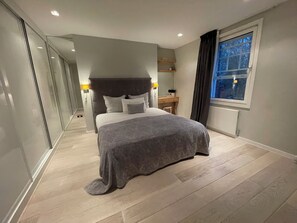 2 bedrooms, desk, iron/ironing board, internet