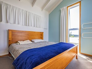 6 bedrooms, free Internet, bed sheets
