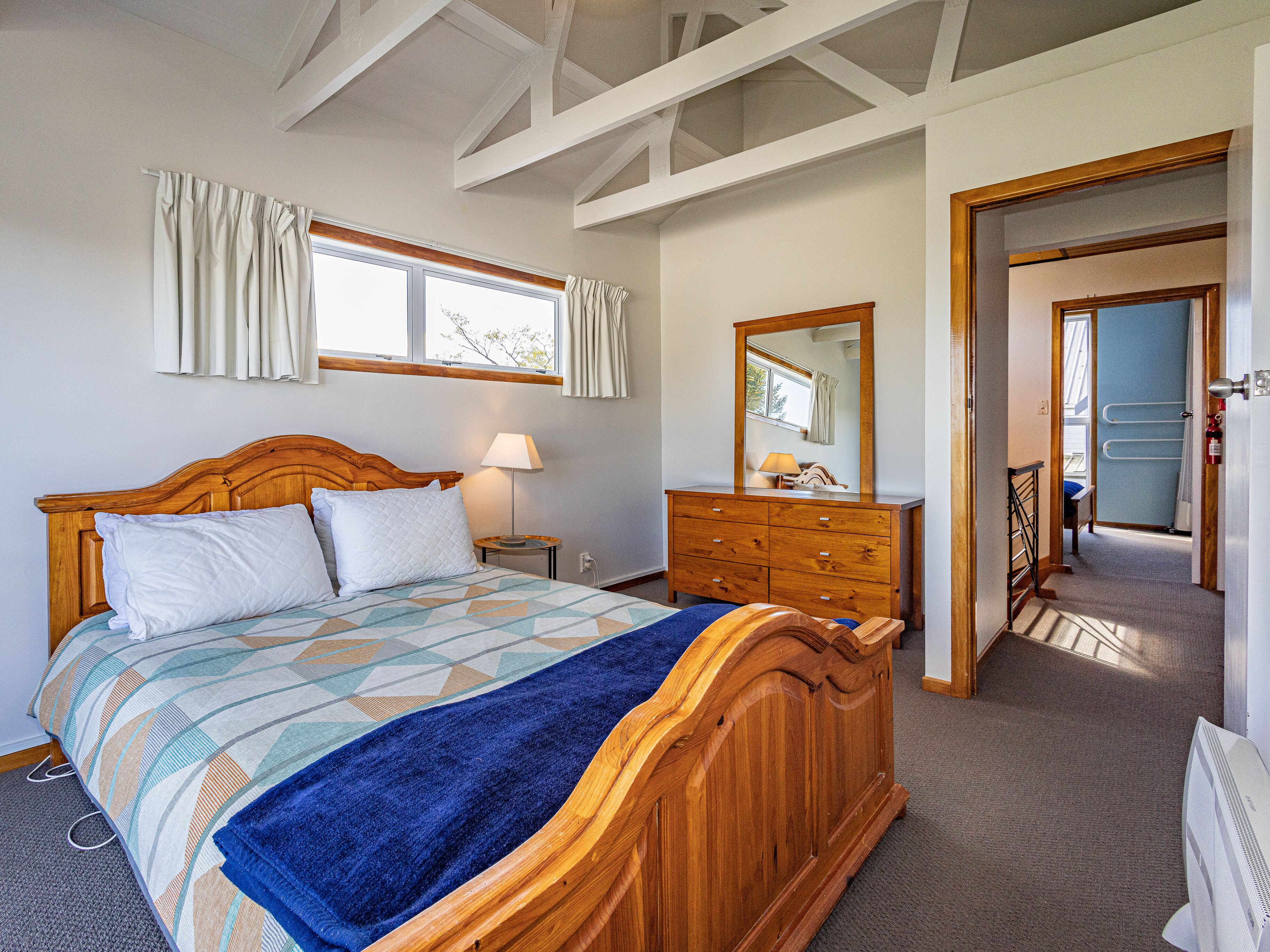 6 bedrooms, free Internet, bed sheets