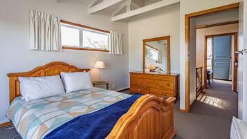 6 bedrooms, free Internet, bed sheets