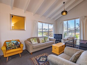 TV, fireplace - Ariki - National Park Holiday Home (National Park)