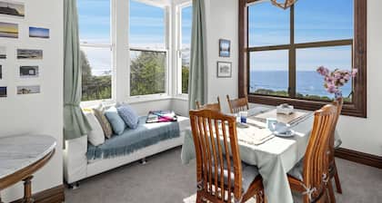 The Professor's Beach House - Brighton Home
