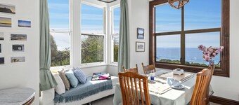 The Professor's Beach House - Brighton Home