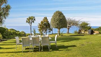 屋外ダイニングエリア