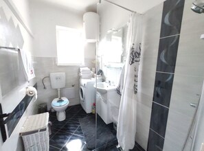 Shower, hair dryer, towels