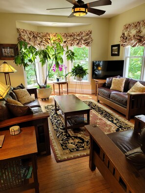 Smart TV, DVD player, books - Historic home near Takoma Metro to DC, shops, restaurants, parks! (Takoma Park)