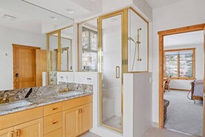 Bathtub, eco-friendly toiletries, hair dryer, towels - Fairway Vista: Massive Mountain Views w/ hot tub! (Mountain Village)