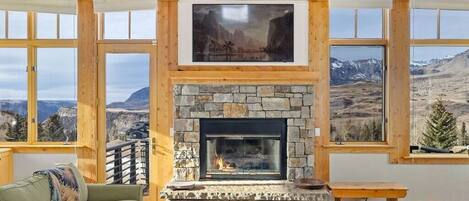 Een televisie en een open haard