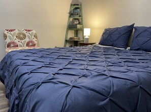 3 soverom, skrivebord, strykejern/-brett og reiseseng for barn