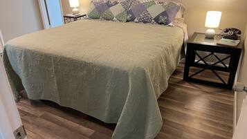 3 Schlafzimmer, Schreibtisch, Bügeleisen/Bügelbrett, Reisekinderbett