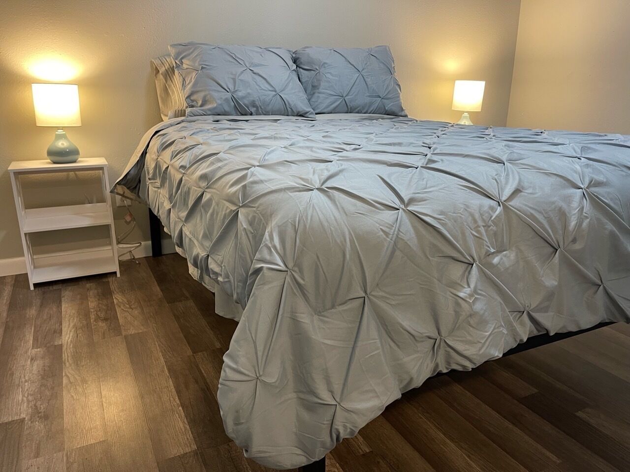 3 habitaciones, escritorio y tabla de planchar con plancha 