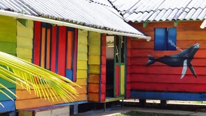 Una casa de madera colorida con un mural de una ballena en la pared.