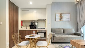 Signature Apartment, 1 Bedroom, Balcony, Lake View | Private kitchen - Stunning 1BR Apt in Business Bay (Dubai)