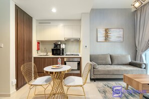 Apartamento Signature, 1 habitación, balcón, vistas al lago | Cocina privada | Frigorífico, microondas, horno y placa de cocina