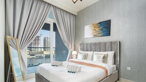 Signature Apartment, 1 Bedroom, Balcony, Lake View - Stunning 1BR Apt in Business Bay (Dubai)