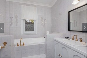 Regadera, toallas, jabón 