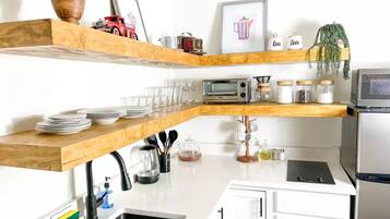 Coffee/tea maker, fridge, microwave, stovetop