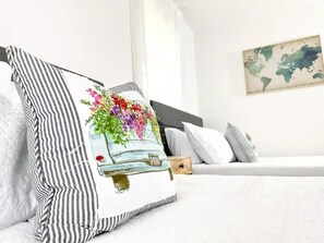 2 slaapkamers, een strijkplank/strijkijzer, reisbedje, gratis wifi