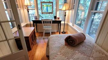 3 bedrooms, desk, free WiFi, bed sheets