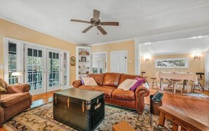 Smart TV, fireplace - Happy on Harvard
 (Mount Gretna)