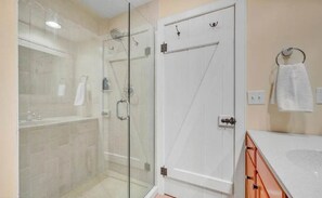 Shower, towels - ​The Happy Cottage! Mt. Gretna trails + AC
 (Mount Gretna)