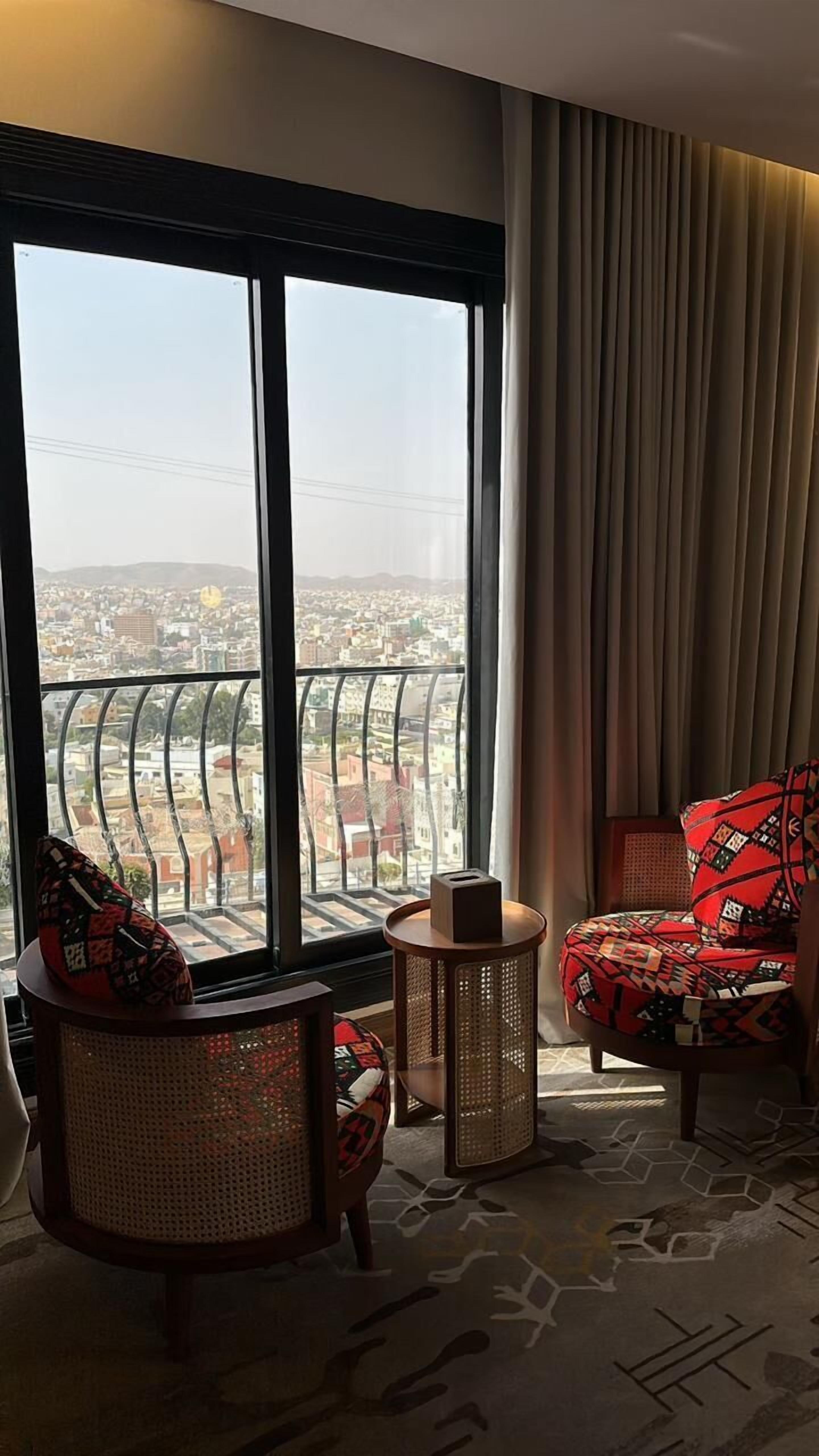 Zimmersafe, Verdunkelungsvorhänge, kostenloses WLAN