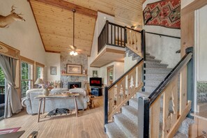 智能电视、壁炉、桌上足球、乒乓球