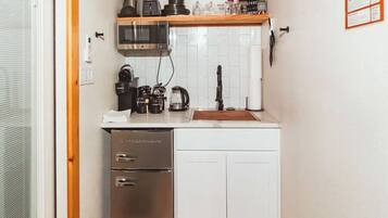 Kühlschrank, Mikrowelle, Wasserkocher mit Kaffee-/Teezubehör