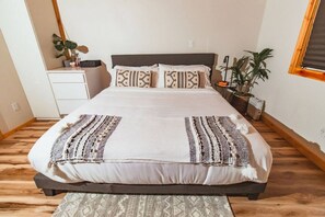 2 habitaciones, escritorio, tabla de planchar con plancha y wifi