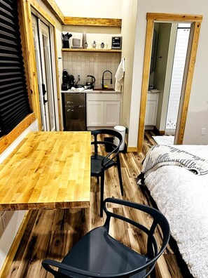 2 bedrooms, desk, iron/ironing board, WiFi - Casita 1 · Great getaway in nature near lakes & shopping. C1 (Athens)