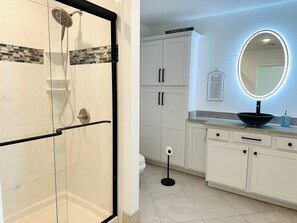 Dusche, Haartrockner, Handtücher, Seife
